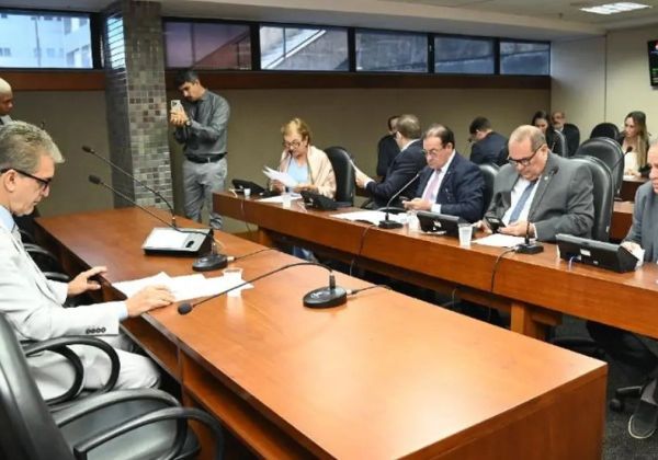 CCJ da Alba aprova projeto que proíbe exigência de CPF em farmácias sem informação sobre descontos