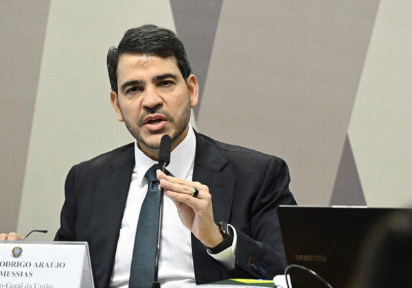 Comissão do Senado aprova indicação de Jorge Messias ao STF por 16 votos a 11