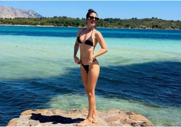 Paula Fernandes encanta ao exibir boa forma durante férias na Sardenha 