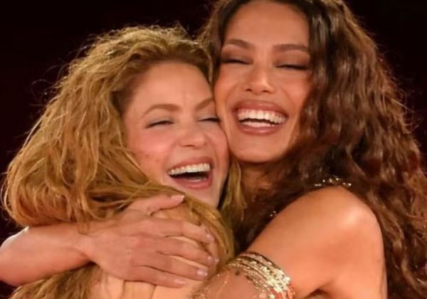 Vídeo: Anitta canta em espanhol e divide palco com Shakira para 2 milhões de pessoas