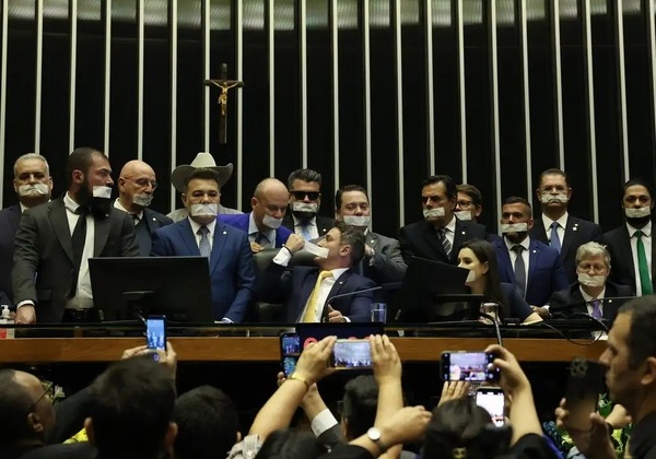 Conselho de Ética da Câmara aprova 60 dias de suspensão para três deputados por obstrução do plenário