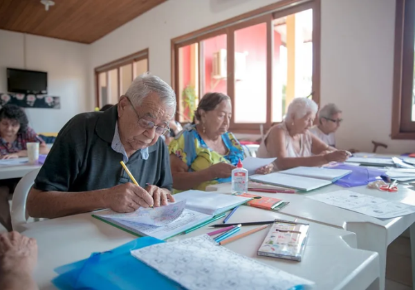 Projeto promove alfabetização e letramento digital gratuito para idosos em Salvador