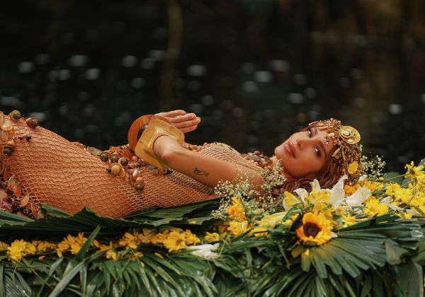 Anitta faz oferenda sonora a oxum, revive memórias de força e comemora brasilidade em último ato de ‘Equilibrivm’