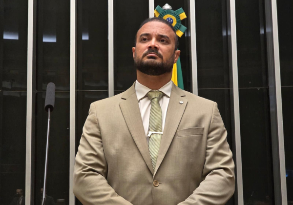 Capitão Alden protocola PEC após alcançar assinaturas para redução da maioridade penal