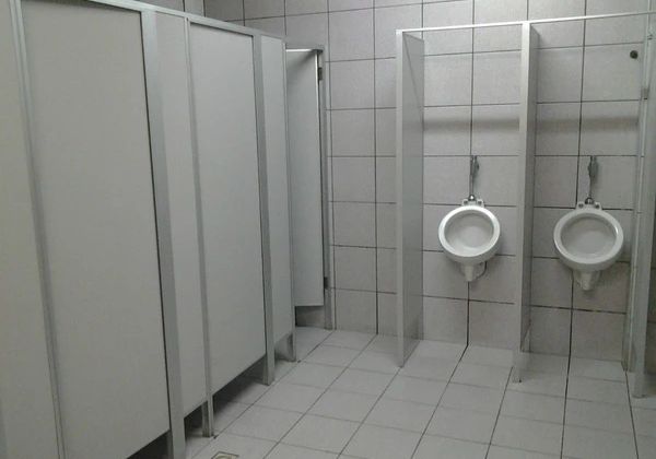 Projeto prevê divisórias entre mictórios em banheiros públicos de Salvador