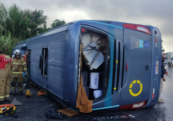Ônibus tomba na BR-324 e deixa um morto e quatro feridos