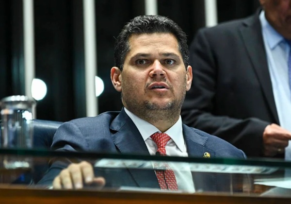 Davi Alcolumbre falta a evento com Lula no Planalto
