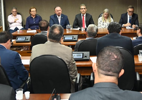 CCJ da Alba aprova nome de Adolfo Menezes para o TCM