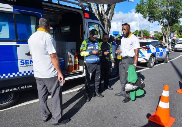 Semob realiza blitz do bafômetro com motoristas de ônibus em Salvador