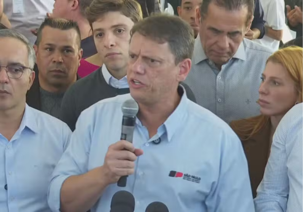 Tarcísio sai em defesa de Flávio após divulgação de áudios sobre filme de Jair Bolsonaro