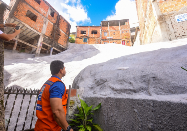Prefeitura entrega proteção de encosta no Pero Vaz e chega a 592 áreas de risco atendidas