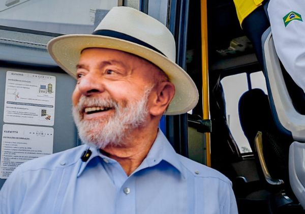 Lula provoca Flávio Bolsonaro ao ironizar investimentos de Vorcaro durante agenda em hospital de SP