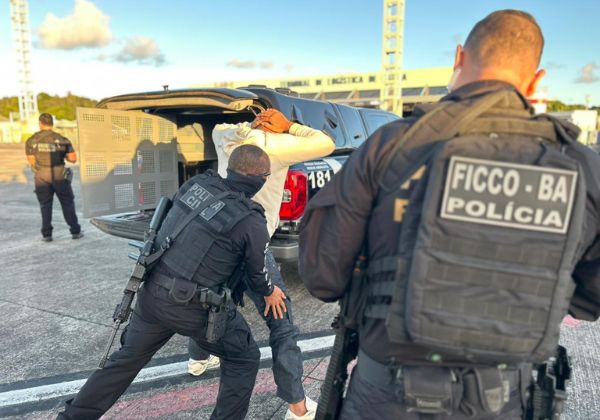 Casal líder de facção criminosa capturado na Bolívia chega a Salvador