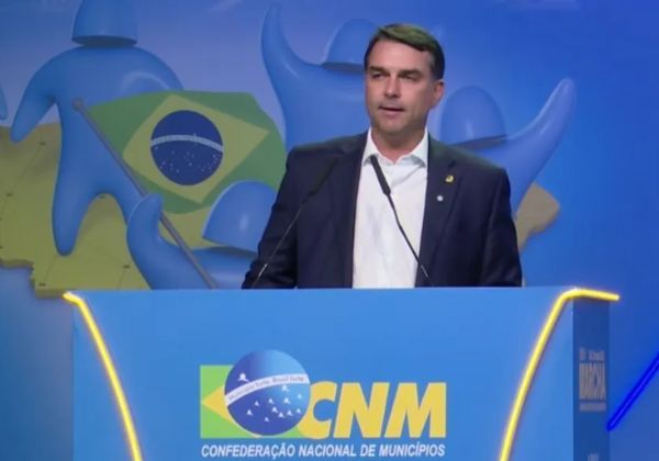 Flávio Bolsonaro critica fim da escala 6×1 e defende jornada flexível de trabalho em evento com prefeitos