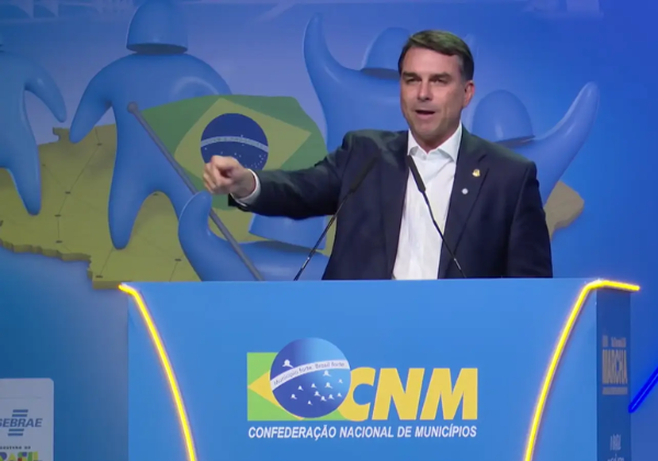 Sem citar encontro com Vorcaro, Flávio afirma sofrer ‘perseguição’ durante Marcha dos Prefeitos
