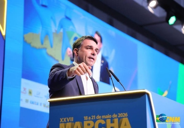 Flávio Bolsonaro é recebido com aplausos e gritos de apoio em Brasília
