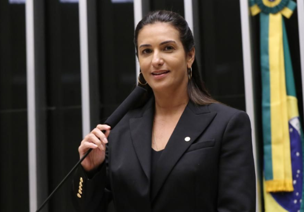 Roberta Roma protocola retirada de apoio a emenda que posterga fim da escala 6×1