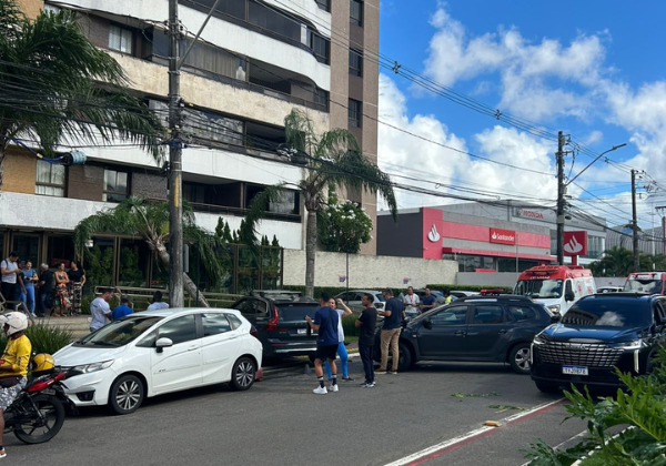 Motorista perde controle da direção e atinge carro estacionado no Alphaville I