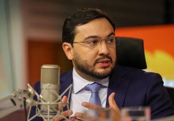Ministro recebeu auxílio emergencial enquanto tinha salário de até R$ 15 mil