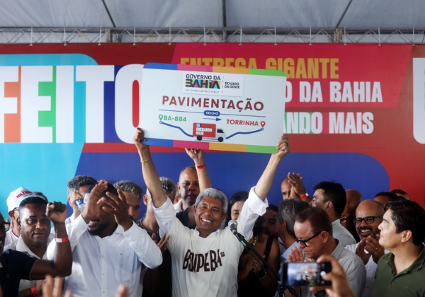Jerônimo assina ordens de serviço para a pavimentação de rodovia em Cairu
