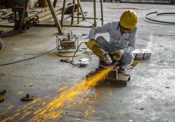 Produção industrial recua em abril e atinge menor nível para o mês desde 2023, diz CNI