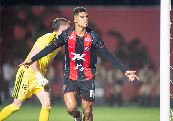 Com gols de Renê e Tarzia, Vitória vence o Internacional no Barradão