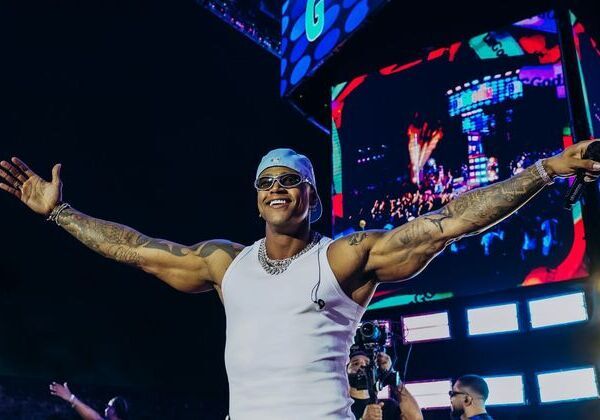 Com ingressos esgotados, Léo Santana estreia temporada 2026 do PaGGodin em Salvador