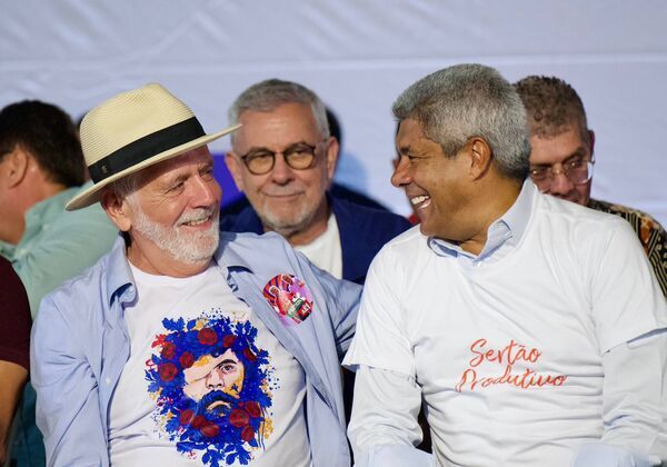 Em Guanambi, Wagner diz que não há obras do governo Bolsonaro na Bahia: 'Procure de lanterna na mão'
