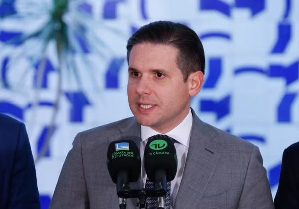 Motta diz que PEC do fim da escala 6x1 prevê jornada de 40 horas sem redução salarial