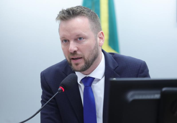Deputado que assinou emenda das 52h trava PEC do fim da escala 6×1