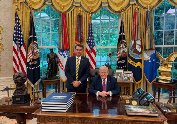 Flávio Bolsonaro se reúne com Trump na Casa Branca