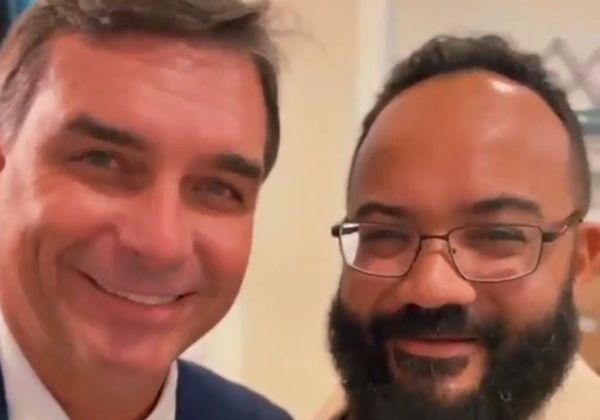 Ao lado de deputado baiano, Flávio critica governos do PT na Bahia após encontro com Trump nos EUA