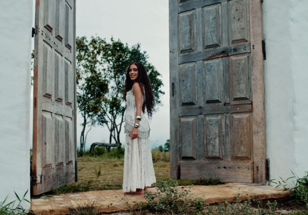 'Deus existe': Anitta comemora cura espiritual e conexão com a natureza em novo visual