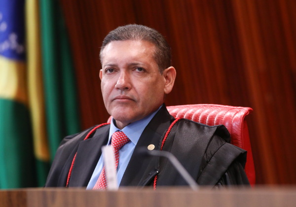 Kassio Nunes inicia processo que pode anular condenação de Bolsonaro
