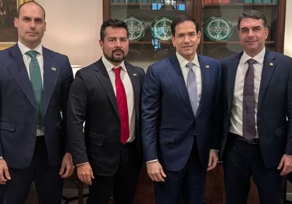 Flávio Bolsonaro volta à Casa Branca após reunião com Trump: ‘Dia de conversas importantes’