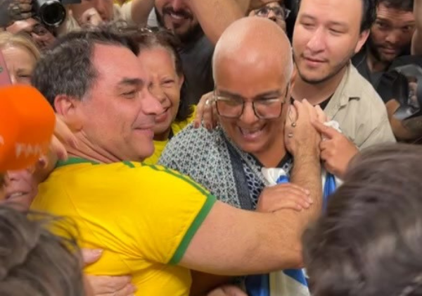 Flávio Bolsonaro é recebido por apoiadores após retorno dos EUA