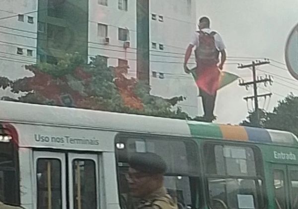 Rodoviário sobe em teto de ônibus após surto e causa lentidão na região de Narandiba