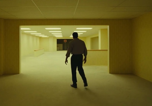 ‘Backrooms’ estreia na liderança e desbanca ‘Michael’ e ‘O Diabo Veste Prada 2’ após seis semanas
