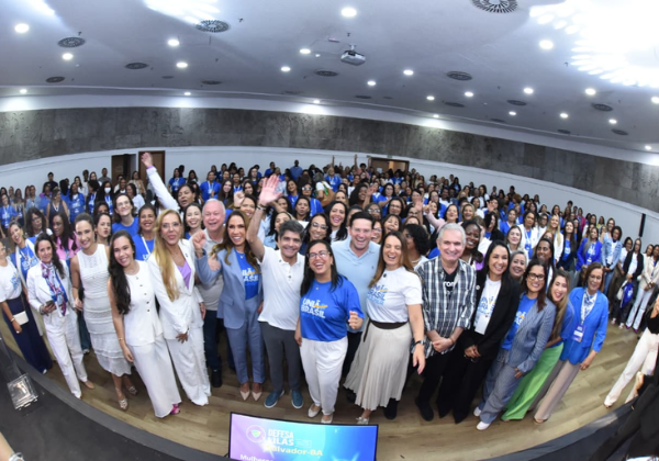 Com presença de ACM Neto, Defesa Lilás reúne mais de 400 lideranças femininas de 45 baianos em Salvador