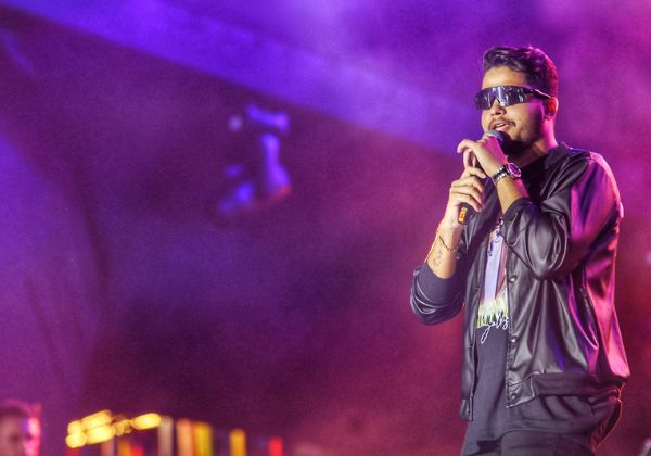 Mikael Santos encara sequência de shows em Sergipe, Paraíba e na Bahia nesta semana