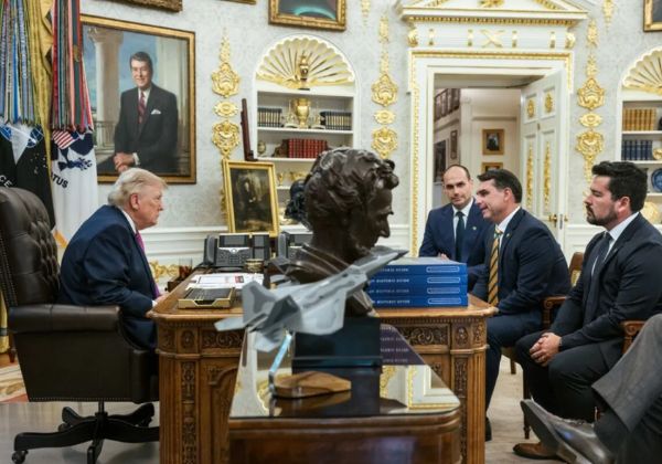 Trump publica foto com Flávio Bolsonaro após visita à Casa Branca: ‘Um jovem inteligente’