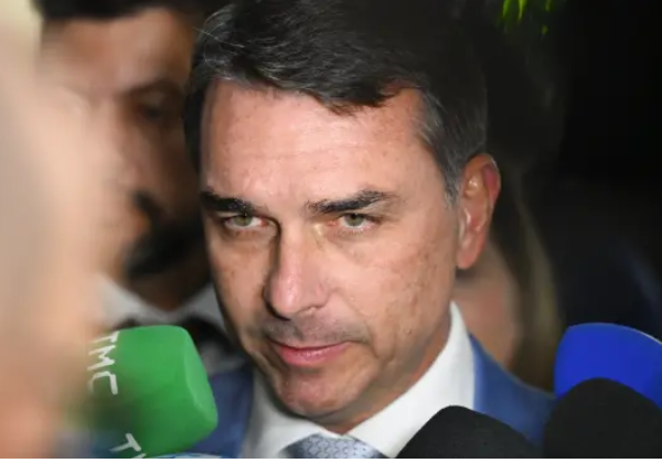 Flávio defende privatização dos Correios