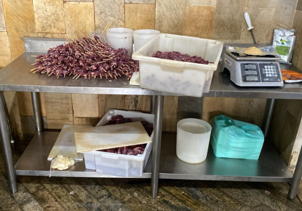 Operação apreende mais de 900 quilos de alimentos impróprios para consumo em Lauro de Freitas
