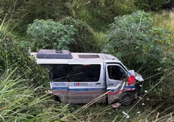 Dez pessoas seguem internadas após acidente entre van do Governo da Bahia e caminhonete na BR-242