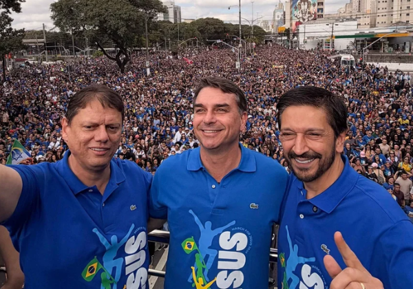 Flávio Bolsonaro adota tom messiânico na marcha para Jesus em SP e promete ‘expulsar o mal do governo’