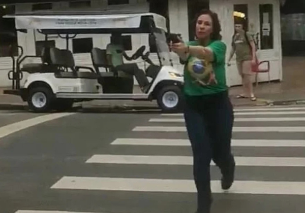 Jornalista perseguido por Carla Zambelli tem prisão decretada por não pagar indenização