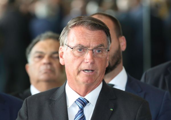 Bolsonaro apresenta aumento na frequência das crises de soluço nos últimos dias, diz boletim médico