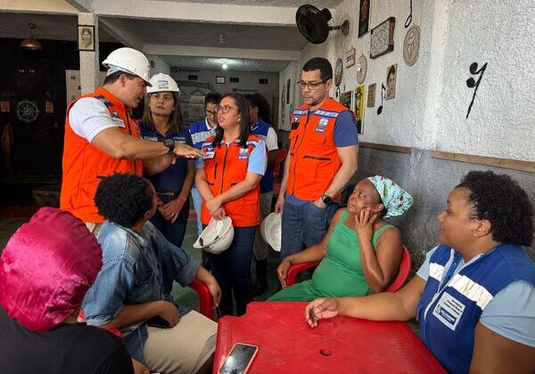 Vice-prefeita Ana Paula acompanha assistência a famílias após desabamento em Pirajá