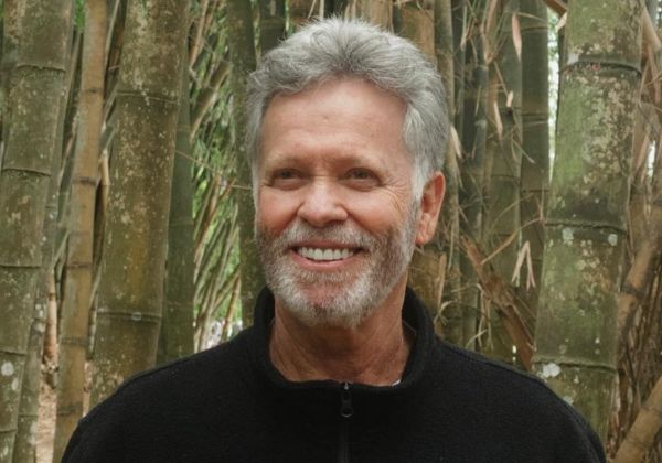 Osmar Costa lança novo livro 'Trilha da Luz' em livraria de Salvador