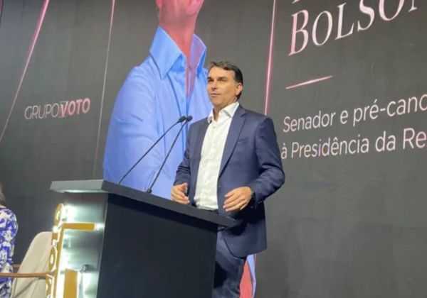 Flávio Bolsonaro diz que Lula 'parece chefe do PCC' ao comentar combate ao crime organizado